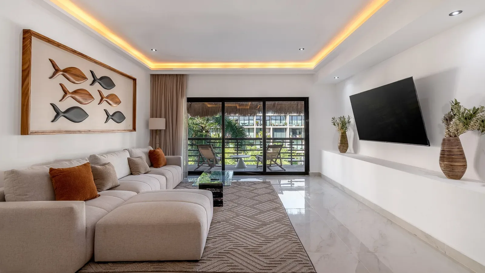 Sala y terraza de un departamento remodelado por Grupo SANVAR